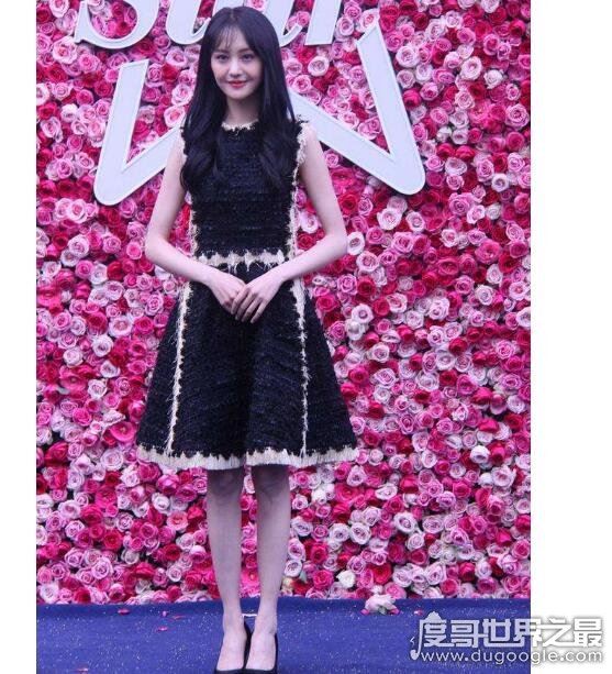 郑爽身高168CM,娃娃脸的她看起来很小只但身高比例却很不错