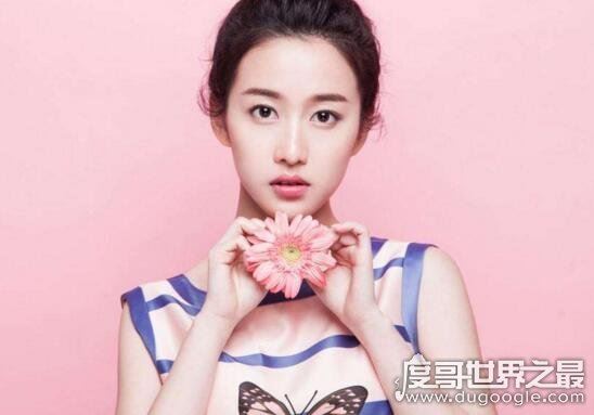 严莉莉的扮演者刘美含,严莉莉长大后的照片美翻