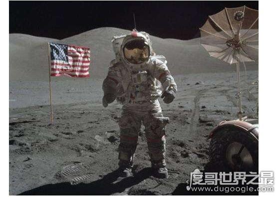 阿姆斯特朗是乘哪个飞船成功登月的，美国的是阿波罗11号