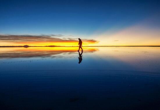 天空之境乌尤尼盐沼，世界最大的盐层覆盖的荒原(绝美)