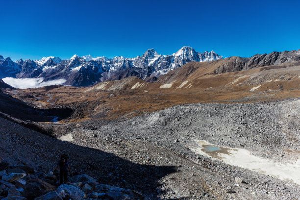 世界上最高大的高原青藏高原，总面积近300万平方公里平均海拔4500米