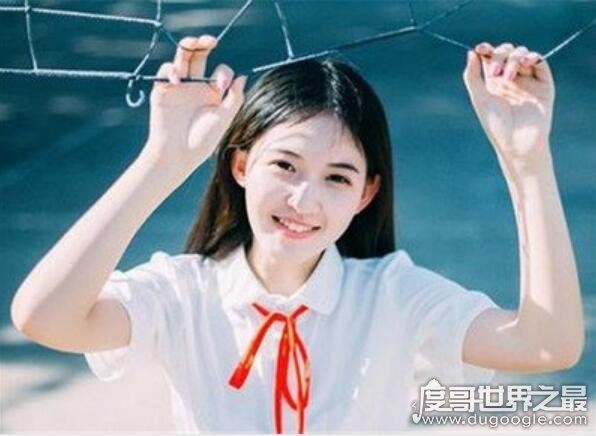 水瓶女喜欢一个人的表现，5种信号代表她喜欢你(一定要好好把握)