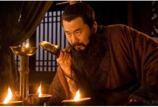 孔融让梨的故事,孔融不孝乃无稽之谈(是曹操挂上的罪名)