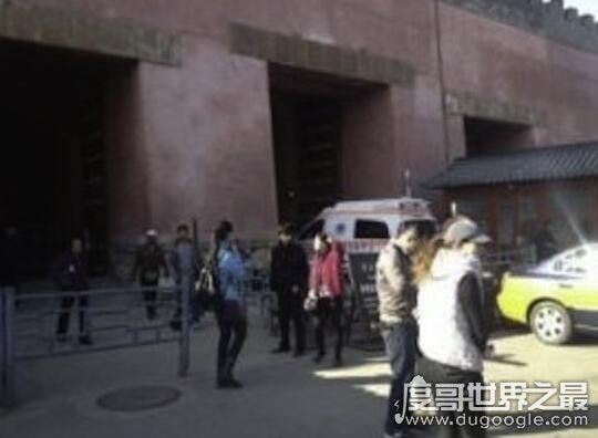 北京故宫东华门疑发生命案，一男子怒砍两主任后自杀未遂