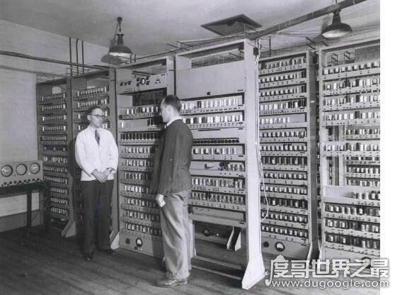 世界上第一台电脑，诞生于1946年(占地150平方米/重30吨)