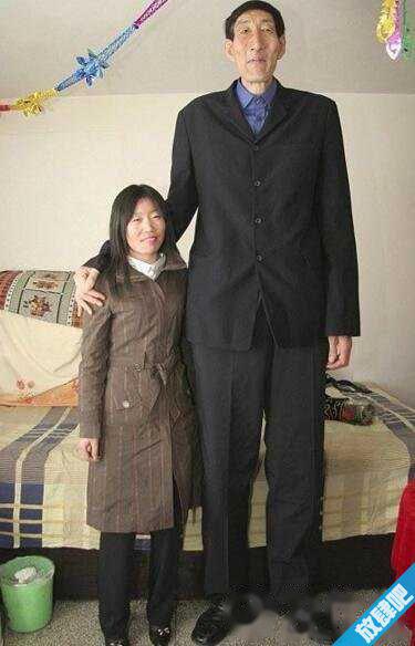 世界上最高的人，中国巨人詹世钗高达3.19米