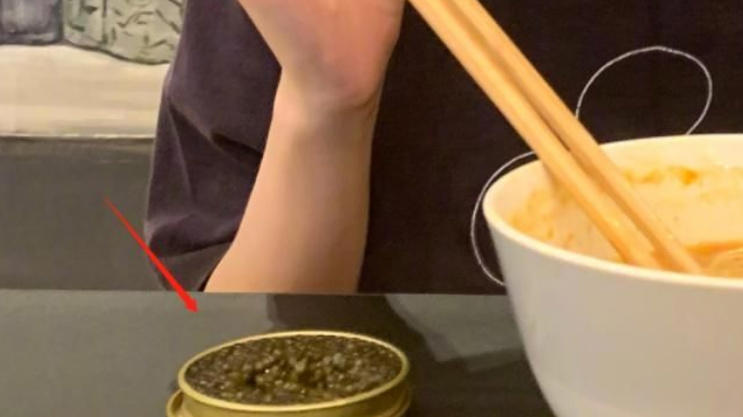 周冬雨吃泡面配1500元鱼子酱,童年遭遇辛酸的她,如今早已逆袭