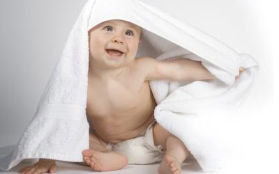 是什么原因导致婴儿睡着时大笑？