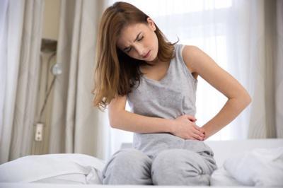 女性下腹部疼痛：15种可能的原因和治疗方法
