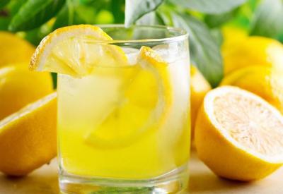 柠檬水对健康的好处：喝热柑橘的真相