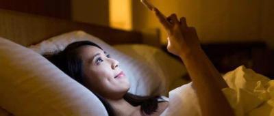 睡前玩手机会加重失眠