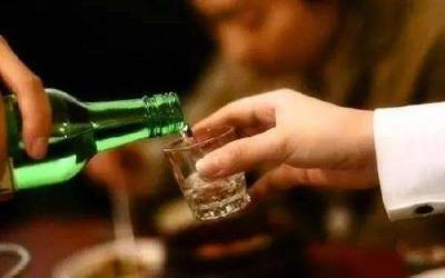 男性喝酒后能吃维生素C吗？