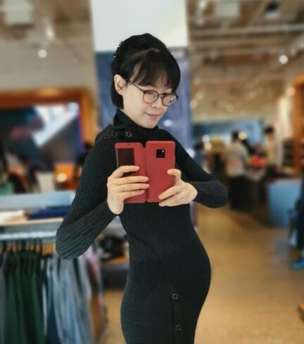 主持李艾怀孕在微博发文晒出孕肚照 怀孕还那么瘦只胖肚子