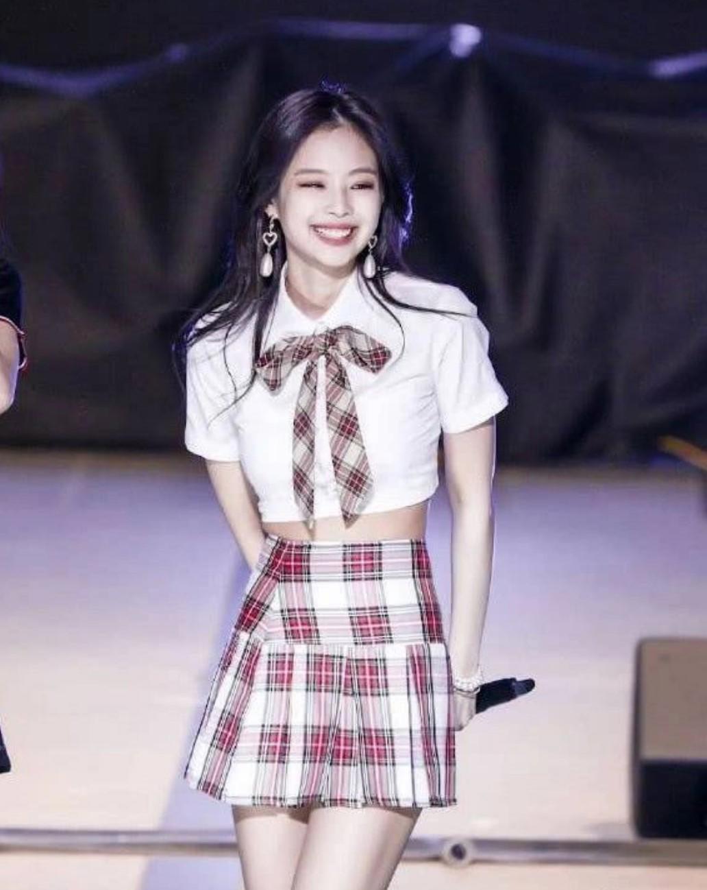 Jennie摔倒脸部受伤 解释是因为进行运动时不小心摔倒的